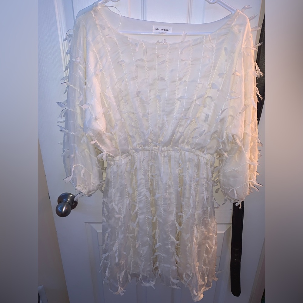 dress never worn, comes with a white belt to tie around waist